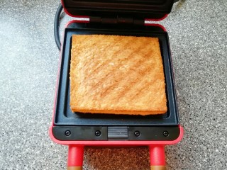 10、全麦蔬菜三明治,打开早餐机看到吐司变成金黄色即可。