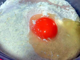 6、奶酪饼,面粉，糖，盐，油，鸡蛋，酵母全部放入面包机