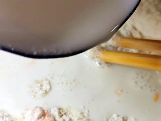 7、奶酪饼,加入牛奶，揉15分钟