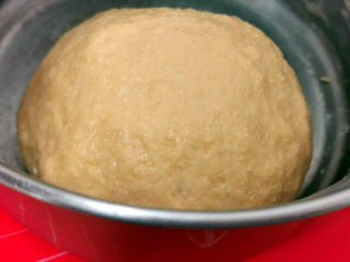 8、奶酪饼,揉好等待发至一倍大