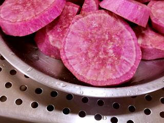 9、奶酪饼,紫薯放入蒸箱蒸熟