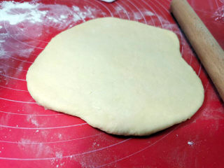 13、奶酪饼,用撖面杖擀开