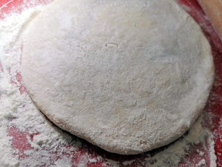 17、奶酪饼,拍扁后用擀面杖擀成一公分厚度