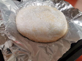 18、奶酪饼,把面胚移至垫锡纸的烤盘上，再次醒发半小时