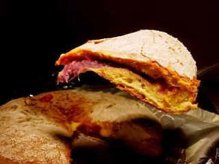 21、奶酪饼,切开可看到饼皮酥脆，里面松软，芝士与紫薯你浓我浓