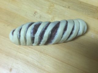12、豆沙面包,然后翻过来卷起来就可以了