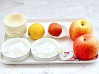 1、苹果蛋挞酥,首先备齐所有的食材，蛋挞皮提前拿出来解冻，苹果去皮后切小丁备用，苹果容易氧化，所以要快速的切好下锅。