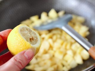 4、苹果蛋挞酥,这个时候挤入新鲜的柠檬汁。