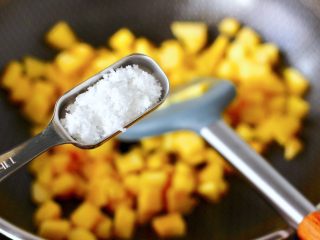 5、苹果蛋挞酥,这个时候加入白糖，喜欢吃甜的可以再加一些白糖。