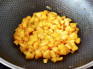 8、苹果蛋挞酥,直至把苹果丁炒至粘稠挂铲的时候，关火放凉备用。