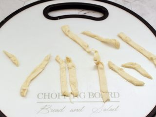 10、苹果蛋挞酥,取3个回温好的蛋挞皮，去掉锡纸壳，用刀切成小细条。