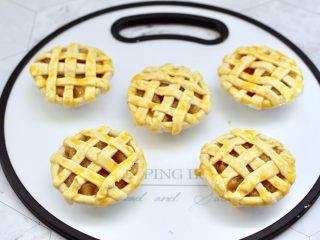 12、苹果蛋挞酥,鸡蛋打散搅拌均匀后，用刷子蘸蛋液刷满所有的蛋挞细条。