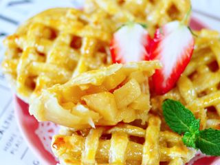 15、苹果蛋挞酥,出炉喽，蛋挞皮膨胀鼓起有焦黄色，真的是外酥里嫩好好吃，酸酸甜甜味道好哟，烤了5个不够吃的，嘻嘻，下次多烤一些。