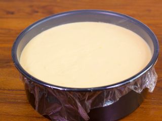 13、【免烤箱蛋糕】零失败芒果慕斯蛋糕,模具盖上保鲜膜，送入冰箱冷藏4小时以上。