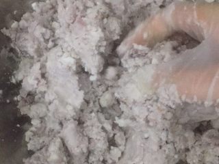 1、香芋酥,香芋隔水蒸熟，趁热的时候弄烂。