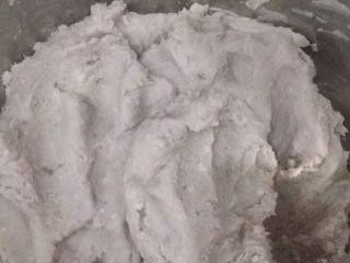 2、香芋酥,加糖，搓揉至香芋泥。