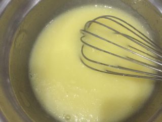 3、香芋酥,糖加油加奶加鸡蛋，按顺序混合乳化。