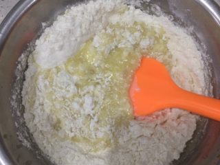 4、香芋酥,加入面粉、泡打粉、小苏打。
