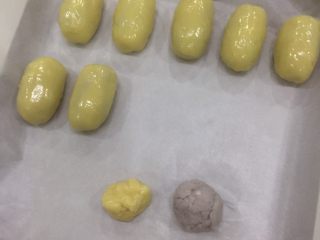 6、香芋酥,皮20克、馅料30克。把香芋包裹起来成长条。