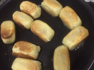 7、香芋酥,用不粘锅加油小火煎至四面金黄。即可。