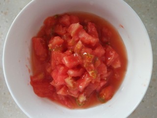 3、番茄蘑菇意面,切丁备用