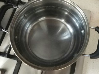 4、番茄蘑菇意面,烧一锅水，撒一匙盐