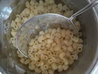 6、番茄蘑菇意面,到时间后捞到凉水中过一下