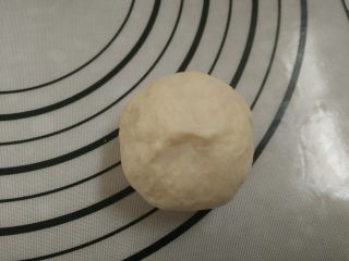 5、日式红豆饼,10.捏紧收口，收口朝下放入烤盘内