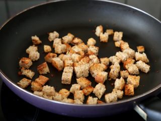 2、西红柿土豆浓汤,6.锅里倒少量的油，油热下面包小方丁，用中小火焙炒到焦黄，盛出待用。