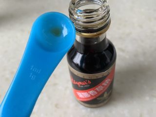 6、Churros~吉事果/吉拿棒/吉拿果~“西班牙油条”,香草精1g加入鸡蛋液中,如果没有可以不放。