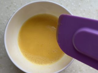 7、Churros~吉事果/吉拿棒/吉拿果~“西班牙油条”,将鸡蛋液打散。鸡蛋液分次加入晾好的面团中。