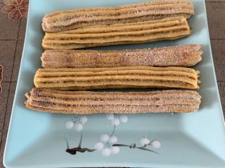 13、Churros~吉事果/吉拿棒/吉拿果~“西班牙油条”,这一盘是170°C 20分钟。烤好后是酥酥软软的。依个人口味将配料均匀撒上即可,撒不均匀的话也可以找个保鲜袋装上糖粉和肉桂粉,再放入烤好的吉拿棒,摇一摇。