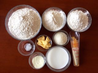 1、最爱面包+杏仁面包,将所有材料都准备好