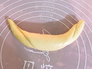 7、最爱面包+杏仁面包,在将其卷起来。两边搓牛角型