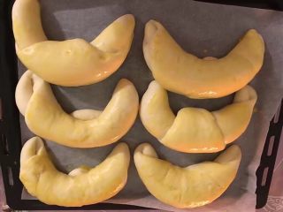 9、最爱面包+杏仁面包,将鸡蛋液刷表面