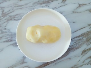 1、凤尾虾球,准备土豆一个，洗干净去皮