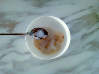 8、凤尾虾球,加入少许盐腌制半小时左右