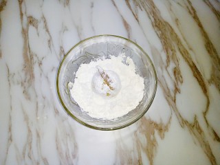 12、凤尾虾球,将虾球放在面粉中滚一圈，使虾球均匀裹上面粉