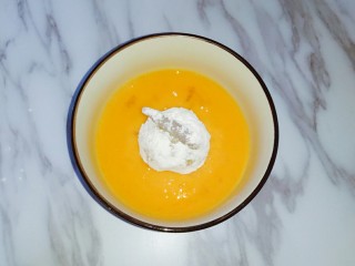 13、凤尾虾球,然后放入鸡蛋液中使虾球均匀裹上蛋液