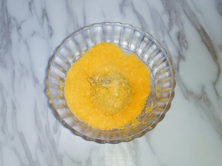 14、凤尾虾球,最后放入面包糠中，使虾球均匀裹上面包糠