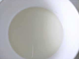 1、椰蓉面包,牛奶和白糖混合均匀