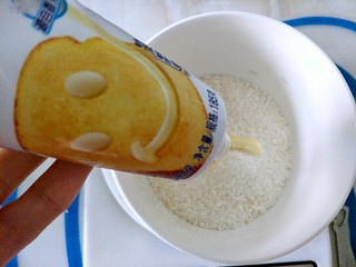 6、椰蓉面包,加入炼乳和鸡蛋液