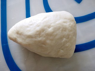 11、椰蓉面包,再对折成三角形