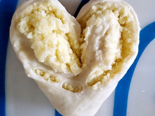 13、椰蓉面包,面对面反过来以后就是心形了