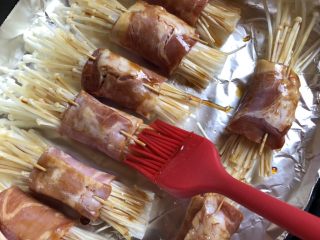 4、金针菇培根卷,先刷一层料汁