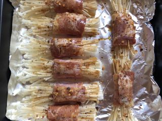 5、金针菇培根卷,再撒一些烧烤调料和黑胡椒粉