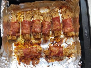 6、金针菇培根卷,10分钟后将烤盘拿出，再刷一点调料、撒点辣椒粉继续烤几分钟就ok啦