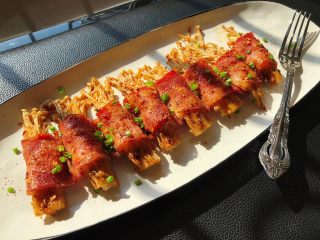 7、金针菇培根卷,撒少许葱花，开吃