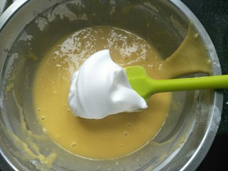 5、草莓奶油蛋糕,将蛋白分三次加入蛋黄糊中用切拌的方法快速拌均匀。