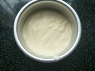 6、草莓奶油蛋糕,拌好的蛋糕糊放入模具中振出汽泡。